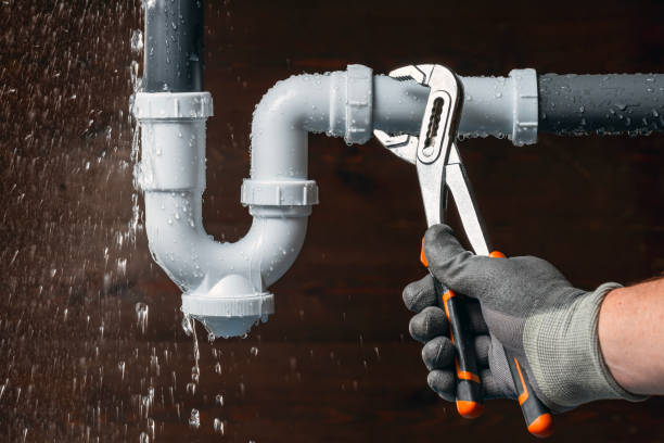 Professional Plumbing technician working in New London, IA